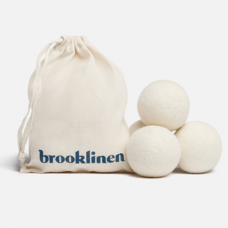 Een pakket van 3 wollen droogballen met een naturel canvas Brooklinen tas