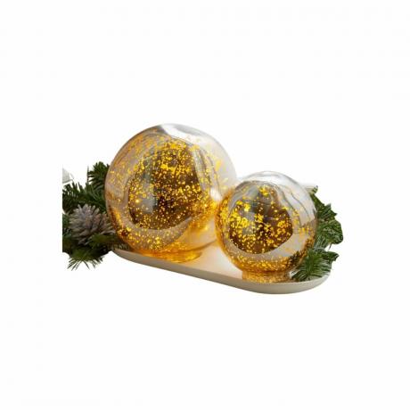 Light-Up Mercury Glass Globe set dua di karangan bunga musim dingin