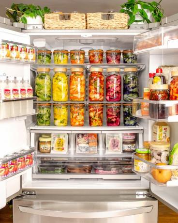 Et farverigt køleskab fyldt med krukker