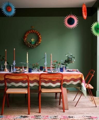 Meja Natal berwarna-warni dengan taplak meja