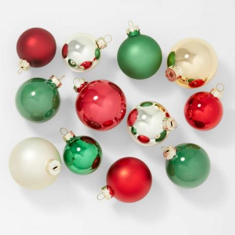 Groene, rode en zilveren ornamenten van Target