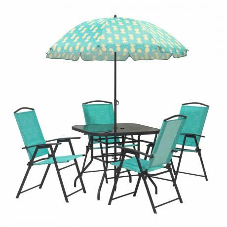 Pátio azul e preto com quatro cadeiras, uma mesa e um guarda-chuva com abacaxis