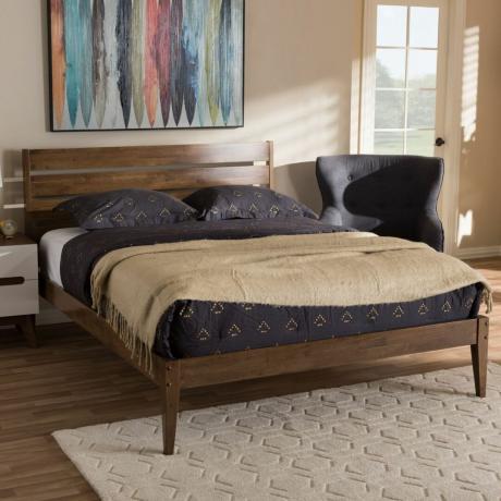 Midcentury Moderní dřevěná platformová postel s akcentní židlí a tmavým povlečením