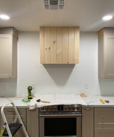 Kuhinjska napa za seosku kuhinju s drvenim pločama, DIY