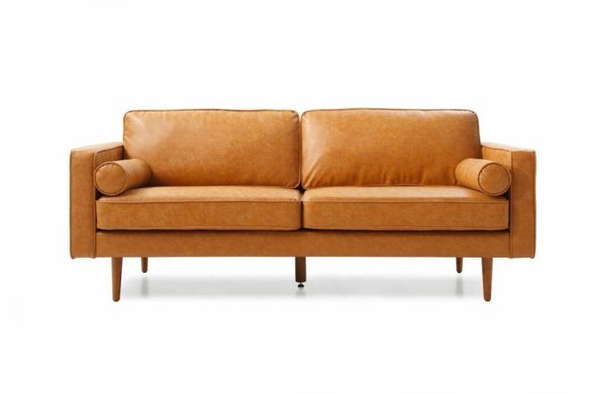 Un piccolo divano in pelle marrone chiaro con gambe alte