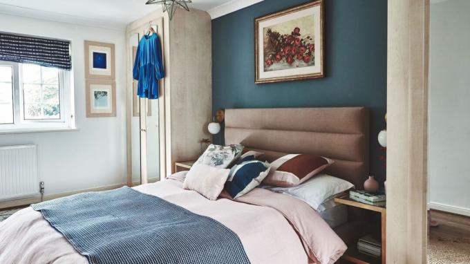 Jenny ve Anthony Kakoudakis, Paris otellerini andıran bir evde renkleri, yadigârı parçaları ve yüzyıl ortası stilini bir araya getiriyor.