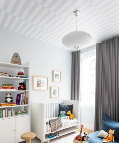 Stripe takmønster på soverommet til barn i bleke pastellfarger