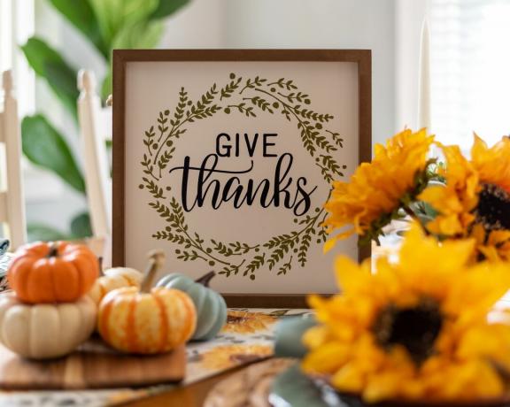 декор за благодарност, включително табела и цветя на маса