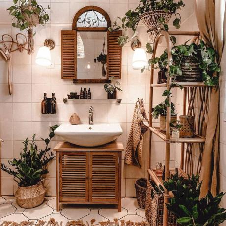 Ontspannen boho, jungle-badkamer met natuurlijke texturen en kamerplanten in overvloed