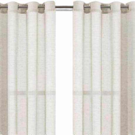 Een set witte linnen gordijnen op een paal