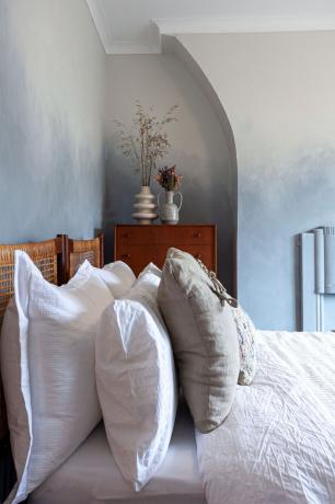 नीली ओम्ब्रे दीवार के साथ बेडरूम