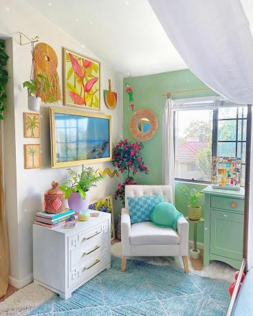 Зеленая пляжная комната в стиле бохо с витриной и стулом