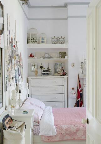 bērnu guļamistaba ar rozā gultu un baltu kumodi
