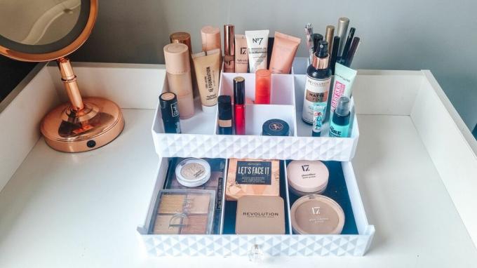 Eine Make-up-Sammlung in einem Make-up-Organizer