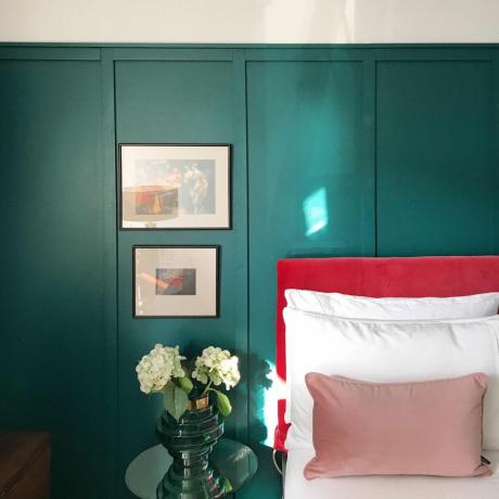 bir yatak odasında yeşil tahta ve çıta duvar