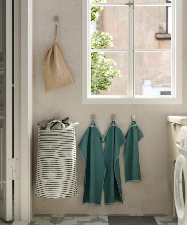 ideias para despensa, sacolas de lavanderia na parede, ganchos Ikea