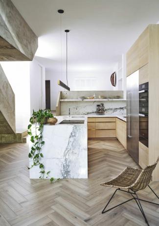 cozinha de madeira com bancada de mármore e piso de madeira espinha de peixe