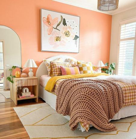 Slaapkamer met roze gebreide deken