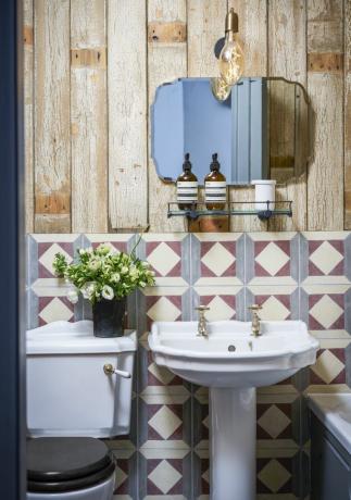 埋め立てられた木製の羽目板の壁に対する小さな浴室のための幾何学的なタイル