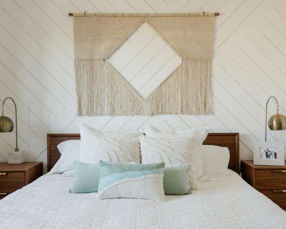 Makrome askılı, beyaz çarşaflı ve mavi desenli Jenn Im yatak odası