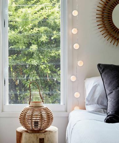 lucine originali con palline di cotone appese a una finestra vicino a un letto - lights4fun
