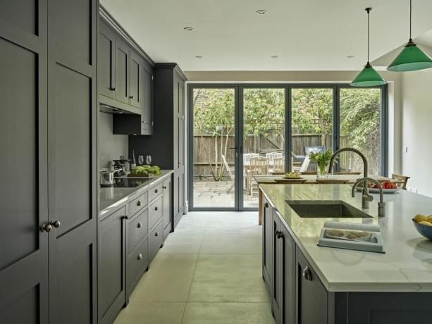 кухненска трапезария с отворен план с големи двустепенни прозорци, пример за успешно планиране на кухнята по дизайн на Brayer