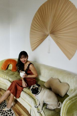 إيلا وجانيت الكلب جالسًا على أريكة خضراء