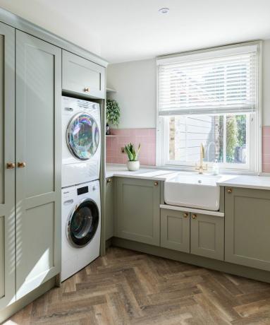 Et vaskerom med lysegrønt skap og stablede vaskemaskiner