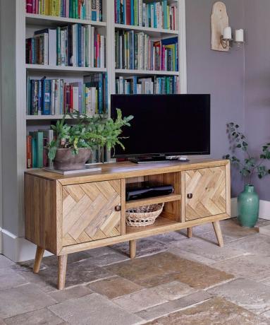 TV sur un meuble en bois par étagères
