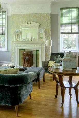sufragerie în casă victoriană cu șemineu original