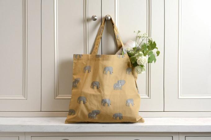 SophieAllportによる象のプリントが施された再利用可能なショッピングバッグ