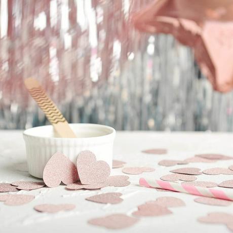 decorações de chá de panela com recortes de papel em forma de coração