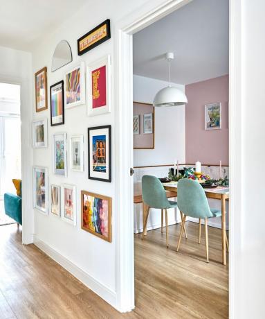 Emily Smiths farverige nybyggede hus har et regnbueinspireret festligt tema