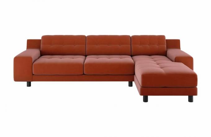 Un grande divano chaise longue in velluto arancione