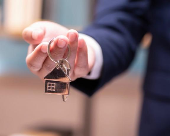 Realitní agent drží klíče od domu