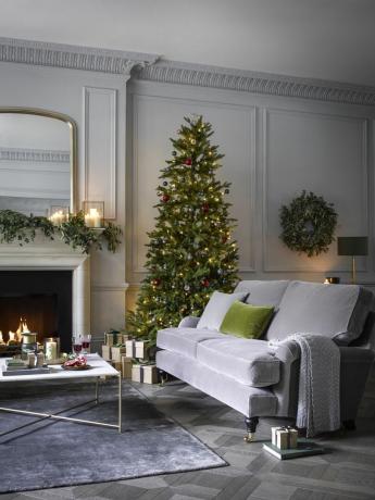 Tapete de vison e sofá decorado para o natal