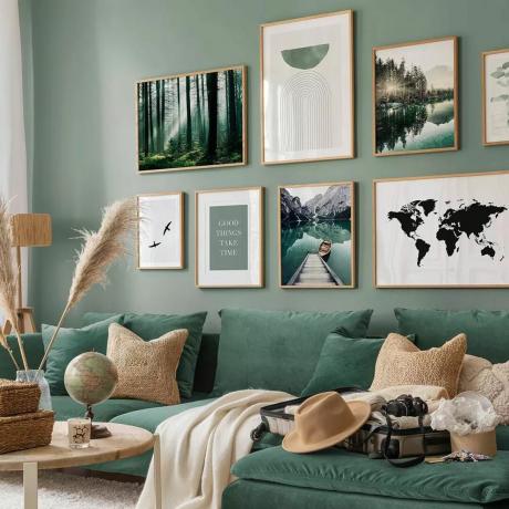 녹색 거실에서 영감을 주는 모험 갤러리 벽 아이디어.