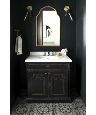 Melnas vannas istabas shēma ar vienkrāsainām grīdas flīzēm un Bendžamina Mūra spoguli