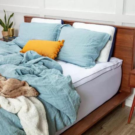 Puncak kasur terbaik di bingkai tempat tidur kayu di atas kasur