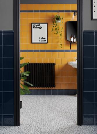 hořčičné obklady a šedé obklady v současné koupelně s monochromatickými doplňky