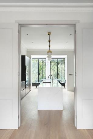 IQGlassによる黒い金属製のドアと白い内部ドアを備えた現代的なキッチン