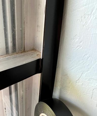 Dori Turner actualiza los marcos de ventana blancos básicos con cinta aislante negra para crear marcos de ventana estilo Critall en un presupuesto