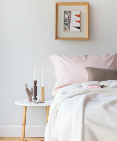 jastuk i posteljina u mirnoj spavaćoj sobi