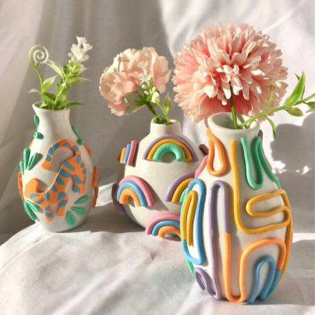 Dokunsal kaplamalı çeşitli tasarımlarda eklektik, eğlenceli tomurcuk vazolar