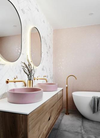 ピンクのシンクと金の蛇口を備えたNorsuの豪華なバスルーム