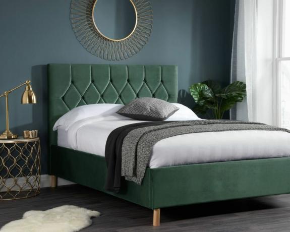 lit vert avec tête de lit
