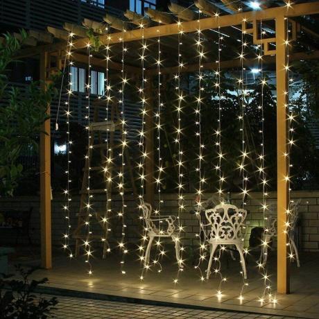 Le rideau lumineux féerique crée un écran de jardin pour plus d'intimité