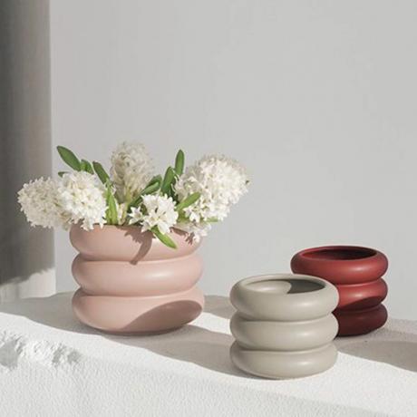 Jednostavne okrugle zaobljene vaze u zemljanim neutralnim bojama