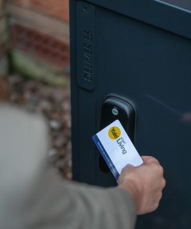Крупным планом кто-то открывает умный шкафчик с помощью ключ-карты Йельского университета