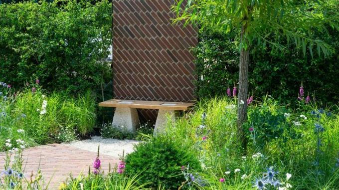Ландшафтний сад Південного Оксфордшира на виставці квітів RHS Hampton Court Palace 2018 з цегляною терасою та стіною, натхненною залізничним мостом Брунель